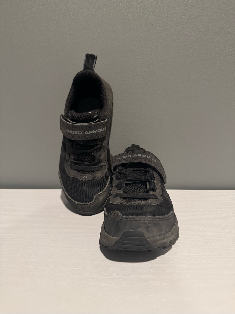Under Armour Kids Black Strap Sneakers